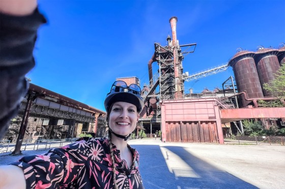 Selfie einer Radfahrerin im Landschaftspark Duisburg Nord | Ausflugsort NRW