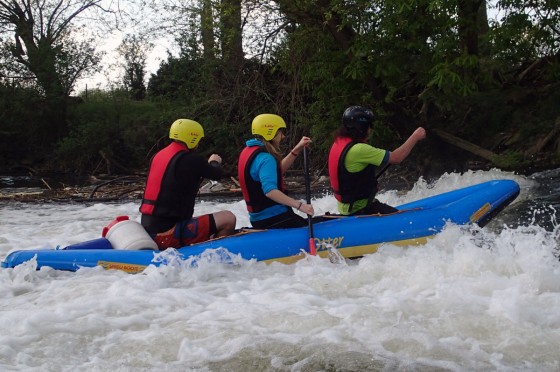 Drei Personen beim Wildwasser-Rafting | Ausflugsort NRW