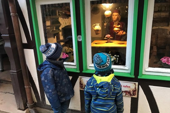 Zwei Kinder vor einem Häusschen im Märchenwald | Ausflugsort NRW