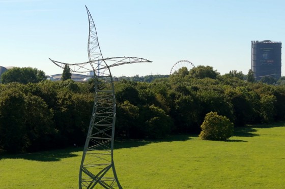 Der "Zauberlehrling" – ein geschwungener Strommast auf einer Wiese | WestLotto-Radtour des Monats