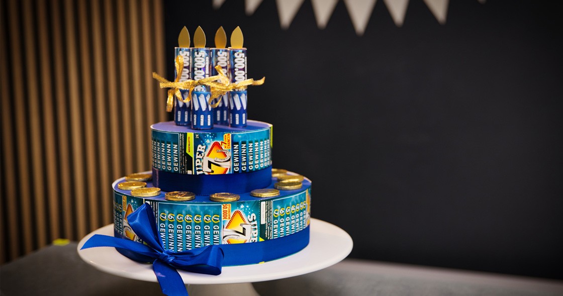 Eine aus WestLotto-Rubbellosen gebastelte Torte | DIY Geschenkidee zum Geburtstag