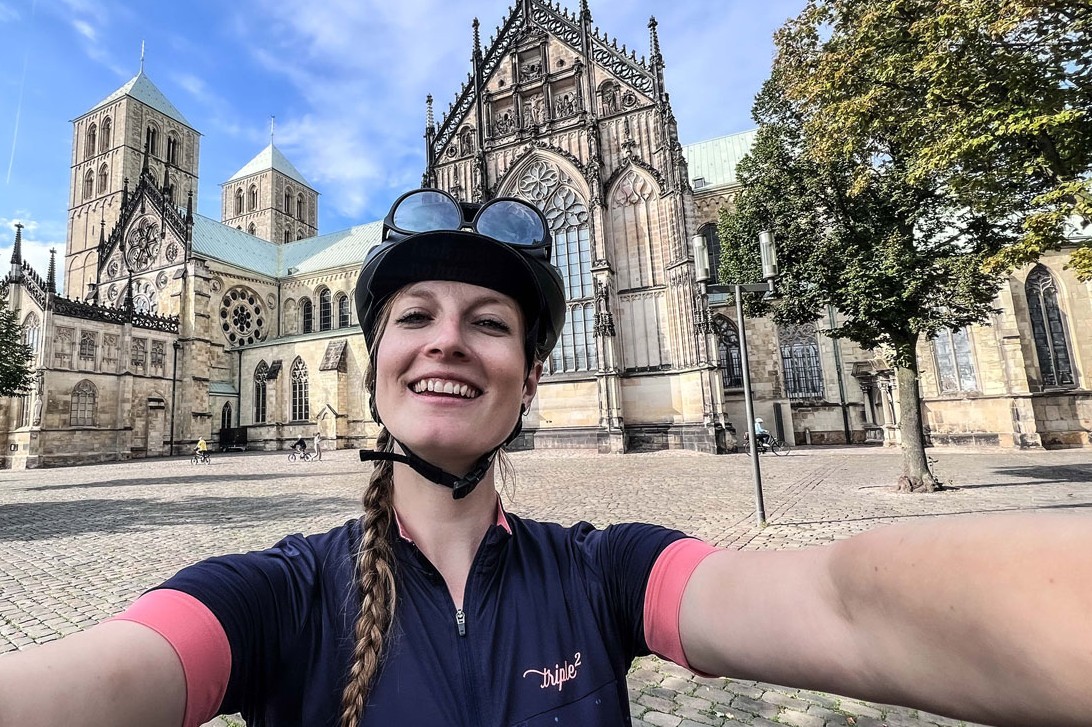 Selfie einer Radfahrerin vor dem Dom Münster | WestLotto-Radtour des Monats