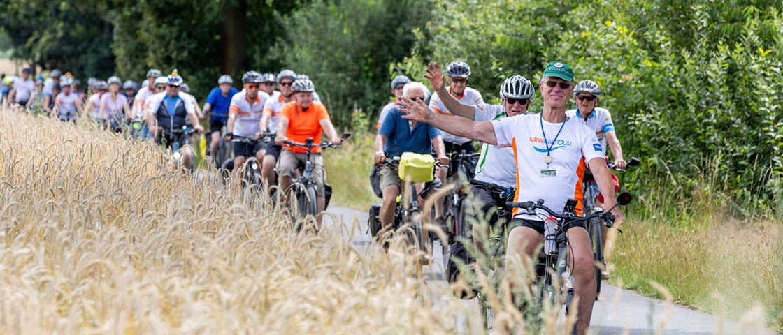 Teilnehmer der NRW-Radtour auf dem Fahrrad | WestLotto 