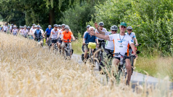 Teilnehmer der NRW-Radtour auf dem Fahrrad | WestLotto 