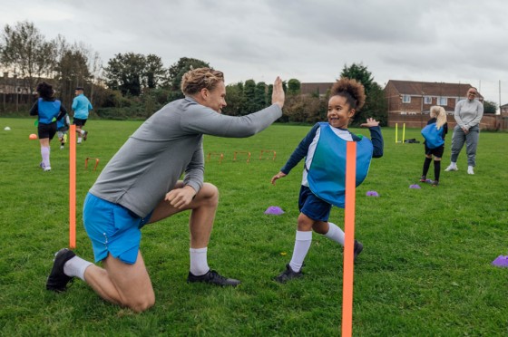 Jugendtrainer und Kind beim Fußballtraining | WestLotto Ehrenamtatlas 2024