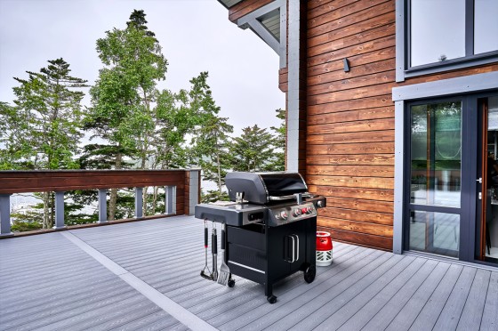 Großer Gasgrill auf weitläufiger Terrasse | Eurojackpot