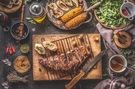Reich gedeckter Tisch mit Grillware | Eurojackpot