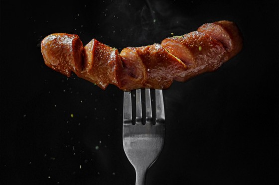 Eine Bratwurst auf einer Gabel | Eurojackpot