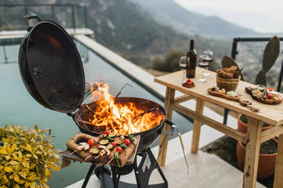 Grill neben einem Pool - mit Aussicht ins Tal | Eurojackpot