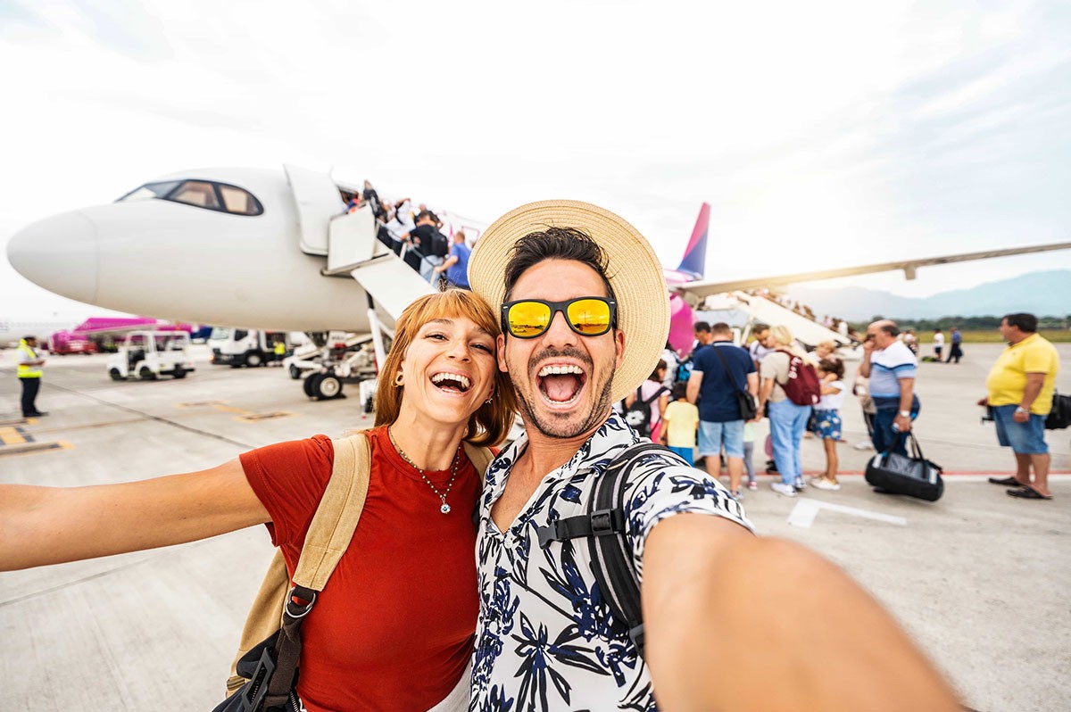 Selfie eines Pärchens auf dem Rollfeld vor dem Einstieg ins Flugzeug | Eurojackpot-Studie