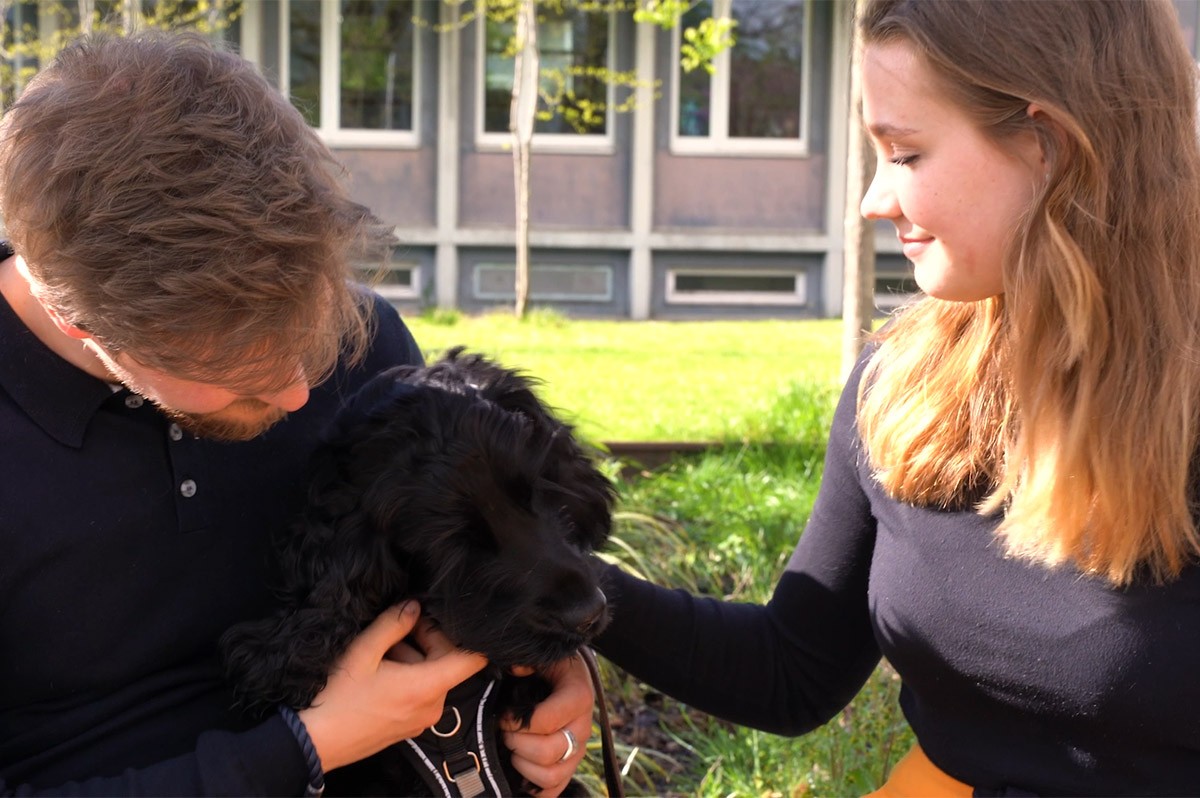 Zwei Lotto-Gewinner aus Düren streicheln ihren Hund