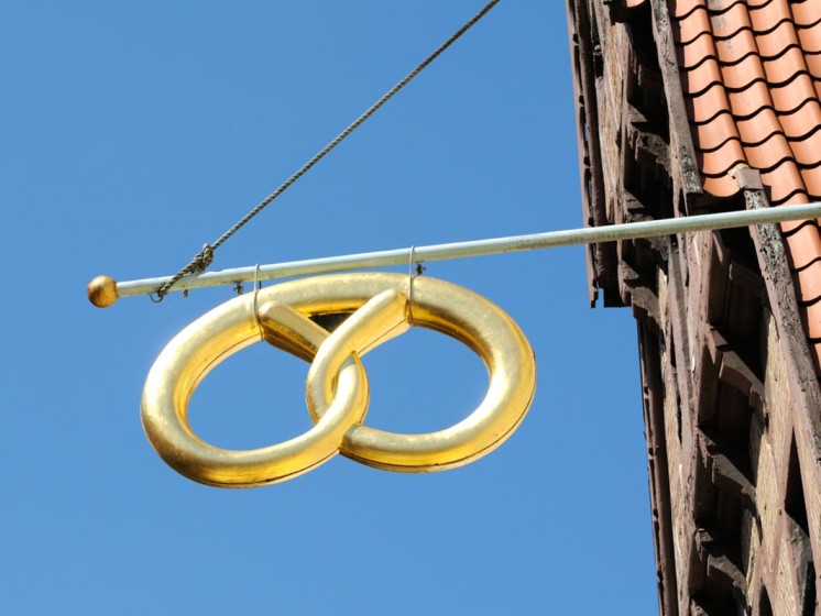 Goldene Brezel an Hauswand | WestLotto Glücksbringer LOTTO 6aus49
