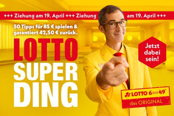 Kampagnenmotiv zum Lotto-SuperDing - Mann mit gelber Krawatte zeigt auf Betrachter | WestLotto