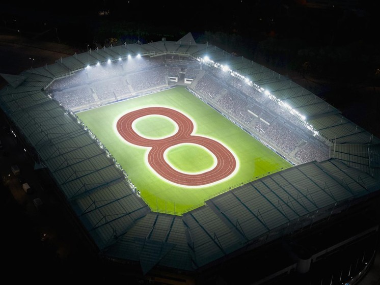 Die Zahl 8 auf Rasen eines Fußball-Stadions | WestLotto Lotto-Glückszahlen