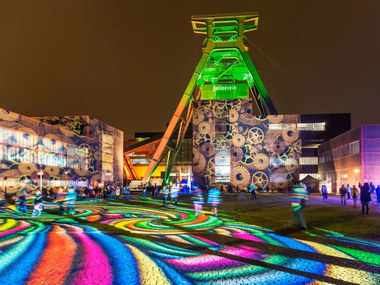 Zeche Zollverein, erstrahlt in bunten Lichtern | Ausflugstipps NRW