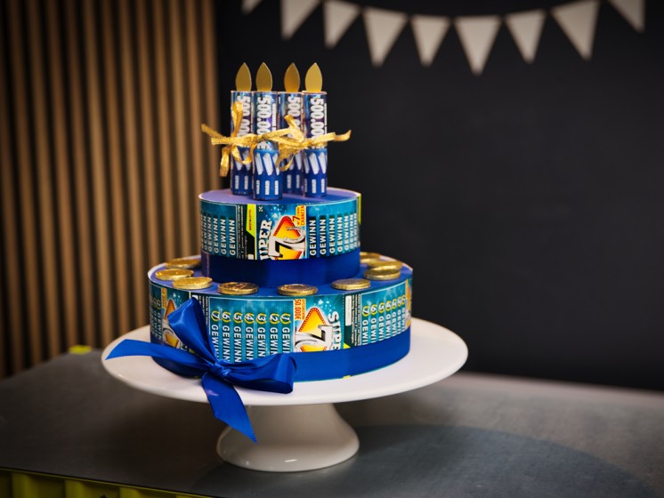 Selbstgebastelte Torte aus WestLotto-Rubbellose | WestLotto DIY