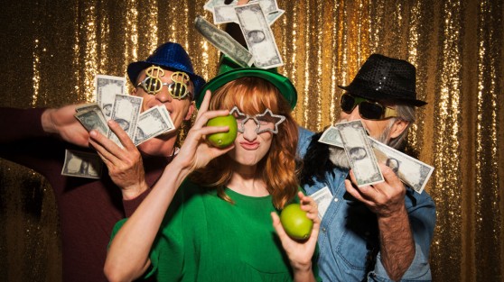 Drei verkleidete Personen stehen mit Geld in der Hand vor goldenem Vorhang | WestLotto-Rubbellos Money, Money