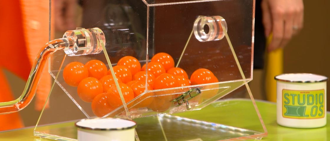 Orangefarbene Kugeln in einer Ziehungstrommel | StudioLos WestLotto