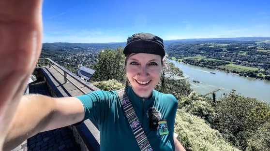 Selfie einer Radfahrerin vor Rhein-Panorama | WestLotto Radtour des Monats Bonn