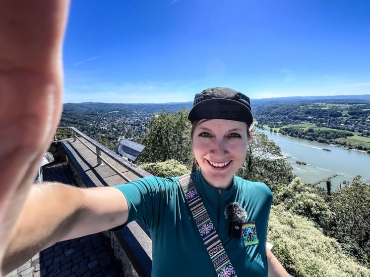 Selfie einer Radfahrerin vor Rhein-Panorama | WestLotto Radtour des Monats