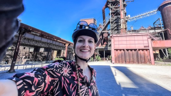 Selfie einer Radfahrerin vorm Landschaftspark Duisburg-Nord | WestLotto-Radtour des Monats