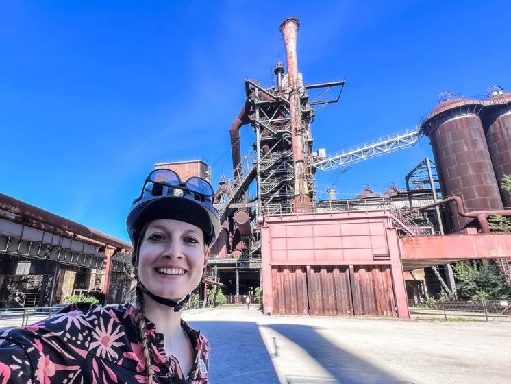 Selfie einer Radfahrerin vorm Landschaftspark Duisburg-Nord | WestLotto Radtour des Monats