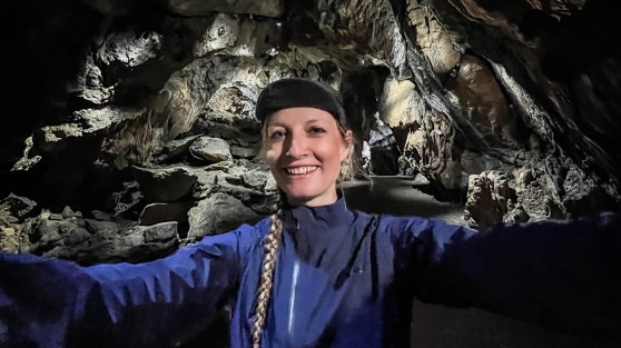 Selfie einer Radfahrerin in einer Höhle | WestLotto Radtour des Monats