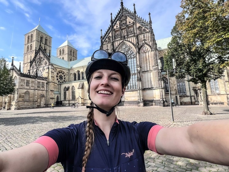 Selfie einer Radfahrerin vorm Dom in Münster | WestLotto Radtour des Monats
