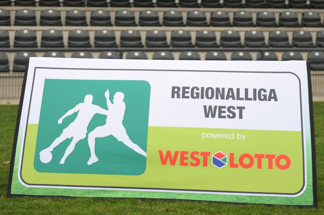 Aufsteller mit WestLotto-Logo und der Aufschrift Regionalliga West | WDFV