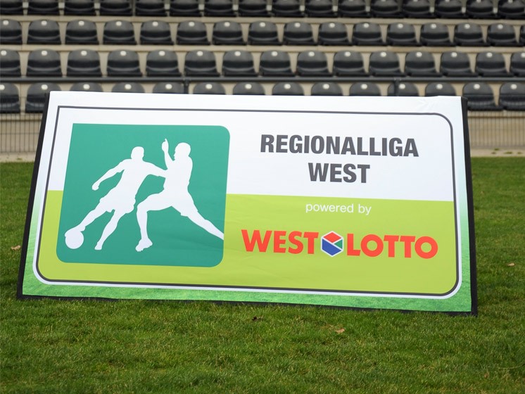 Ein Schild mit dem WestLotto- und Regionalliga West-Logo
