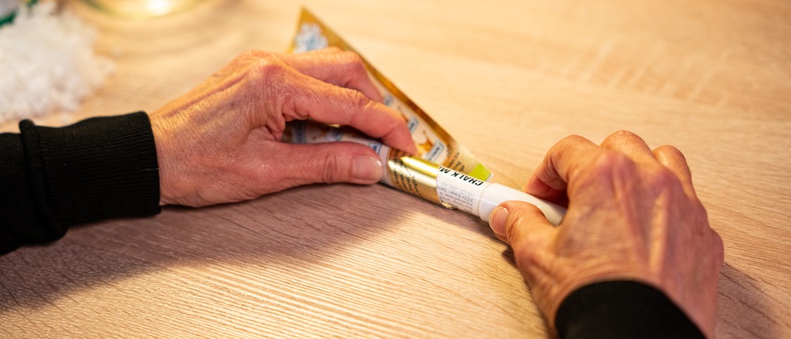 Ein Rubbellos wird mit Hilfe eines Stifts gerollt | WestLotto Bastelidee