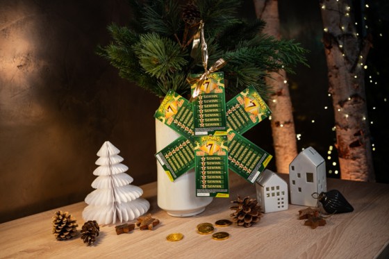 Ein Stern aus WestLotto-Rubbellosen hängt an Tannengrün