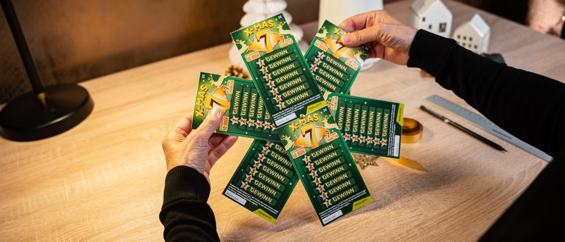 Zwei Hände fächern mehrere Rubbellose zu einem Stern auf | WestLotto