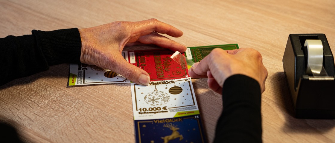 Rubbellose werden mit Klebeband aneinandergeklebt | WestLotto Bastelidee