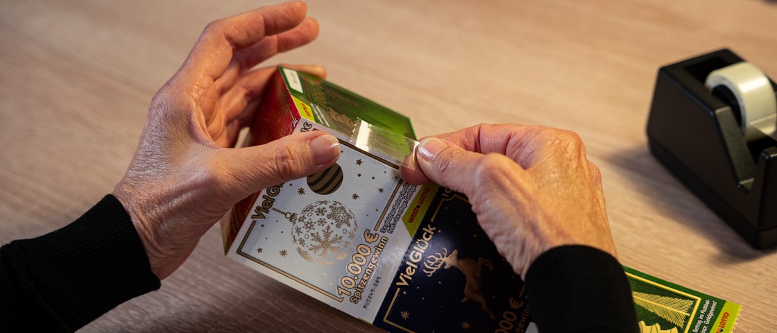 Rubbellose werden zu einem Würfel geformt | WestLotto Bastelidee