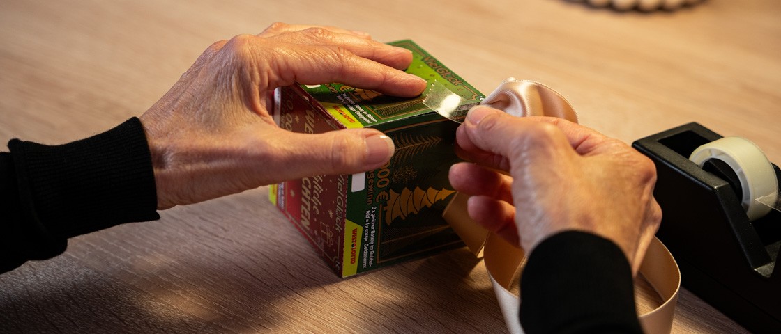 Der Rubbellos-Würfel wird zugeklebt | WestLotto Bastelidee