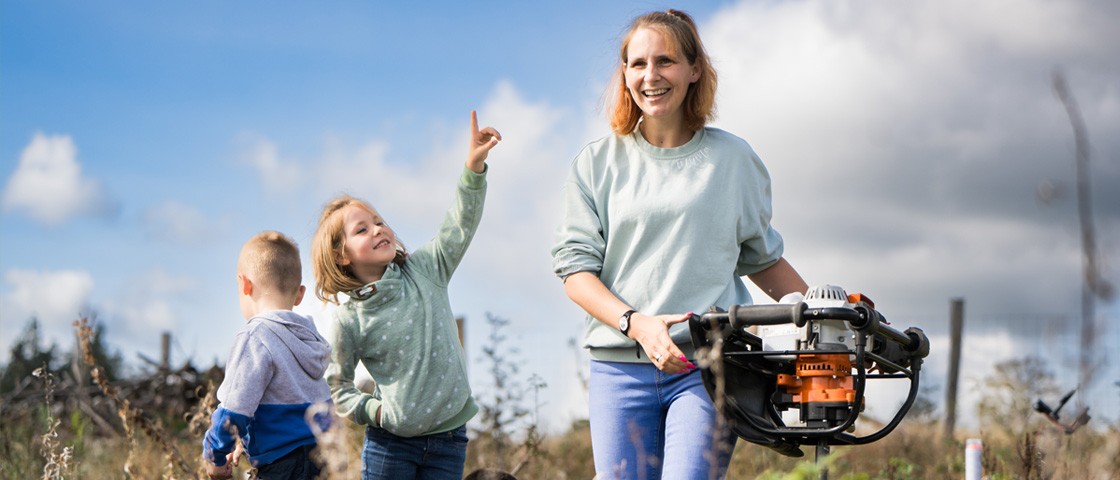 Eine Familie pflanzt einen Baum | Aktion Wunscherfüller