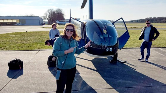 Frau vor einem Helikopter | Aktion Wunscherfüller