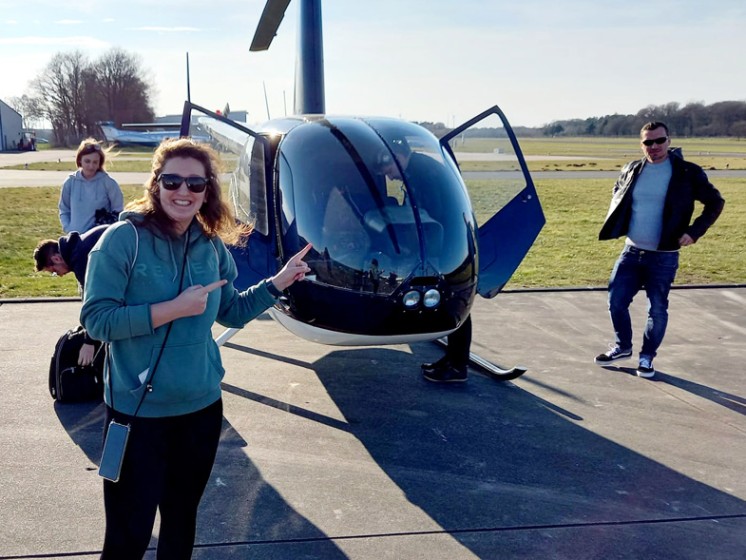 Gewinnerfoto vor Helikopter | WestLotto-Aktion Wunscherfüller