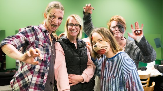 Wunscherfüller-Gewinnerin zwischen drei maskierten Frauen